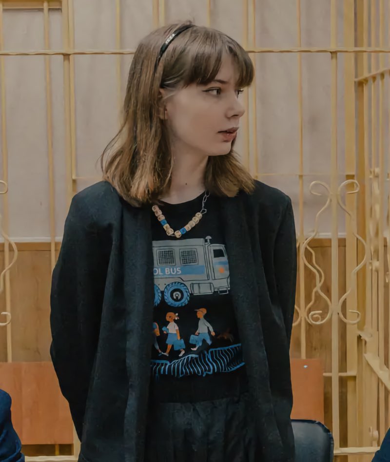 Olesya in front of a court prisoners’ cage. Photo credit: New York Times, 2023-03-22 Original here.